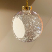 Boule de Noël en plastique Ø 8 cm aux cheveux d'anges argentés (vendu à l'unité)