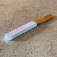 Couteau en inox pour enfant avec manche plat en plastique blanc (vendu à l'unité)